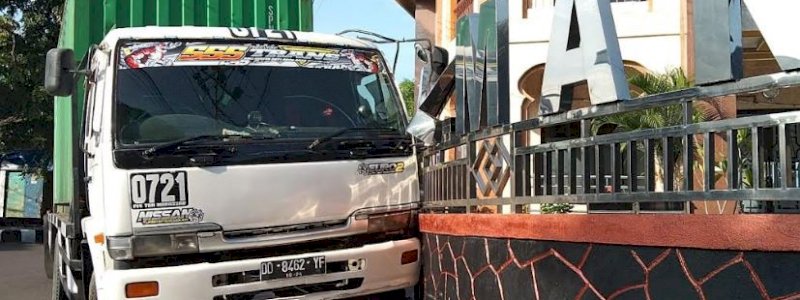 Mati Mesin, Mobil Kontainer Tabrak Pagar Masjid di Parepare