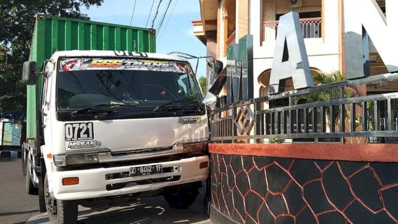 Mobil kontainer yang mengalami kecelakaan tunggal di Jalan Andi Mappatola, Kecamatan Ujung, Kota Parepare, Sulawesi Selatan, Selasa (17/5/2022) siang.