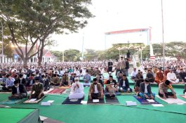 Bupati dan Wabup Bantaeng Kompak Salat Id di Lapangan Pantai Seruni