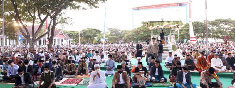 Bupati dan Wabup Bantaeng Kompak Salat Id di Lapangan Pantai Seruni