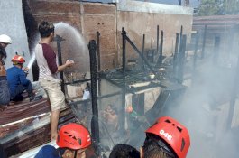 Kebakaran Hanguskan 4 Rumah di Jalan Sunu Makassar