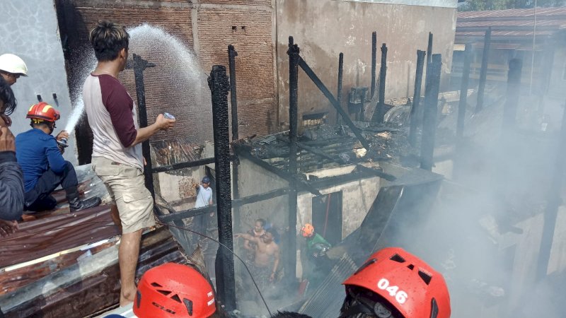 Sebanyak empat rumah di Jalan Sunu Lorong 1A, Kecamatan Tallo, Kota Makassar hangus dilalap si jago merah, Selasa (17/5/2022). (foto: Damkar Makassar)