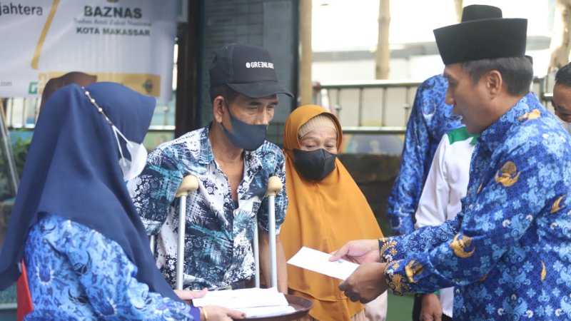 Camat Makassar, Muh Akbar salurkan zakat dan infaq dari Baznas ke warga, (17/5).