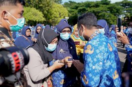 14 Tahun Mengabdi, Guru Disabilitas Sensorik Terima SK PPPK Dari Gubernur Andi Sudirman