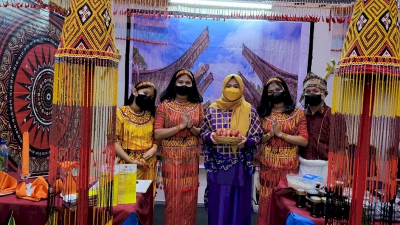 Erna Rasyid Taufan (tengah) menyempatkan mengunjungi tiap tand milik Bunda PAUD di Sulsel. Salah satunya stan Kabupaten Tana Toraja (Tator).