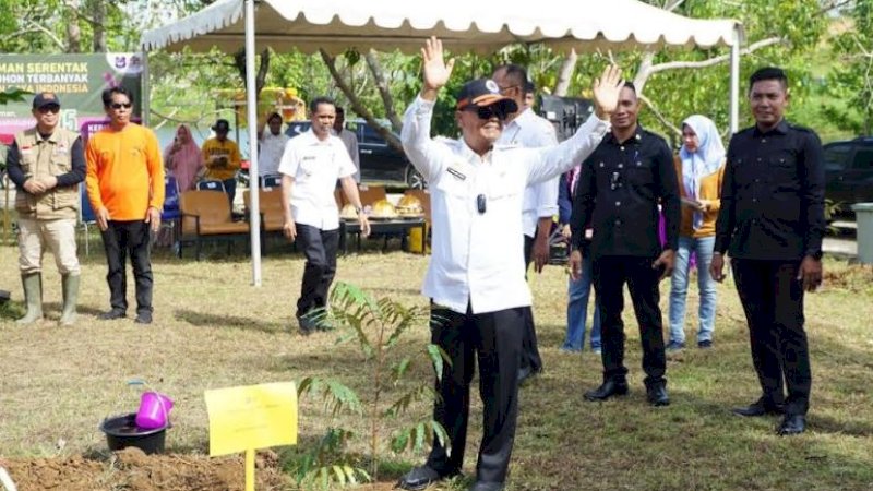 Penanaman pohon serentak di Kebun Raya Massenrepulu, Kabupaten Enrekang, Sulawesi Selatan, Rabu (18/5/2022).