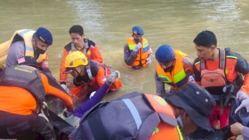 Proses evakuasi jasad korban tenggelam yang dtemukan di permukaan air Sungai Belawae, Kecamatan Pituriase, Kamis (19/2/2022).