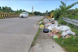 Jorok, Sampah Warga Berserakan di Pinggir Jalan Poros Desa Cilellang