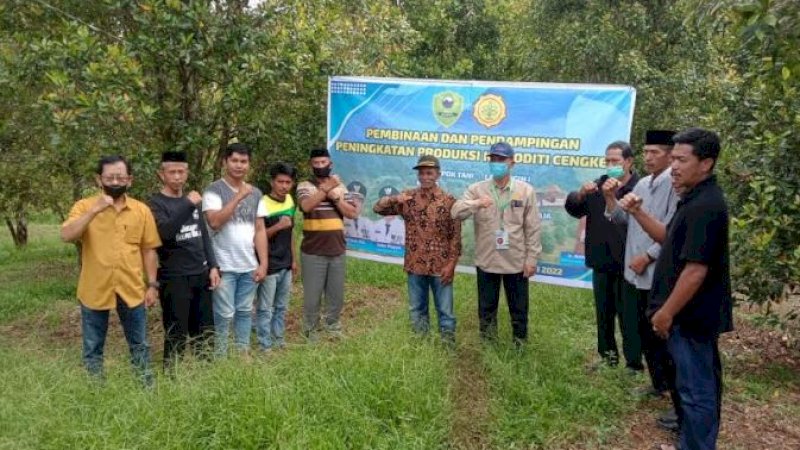 Dinas Pertanian Perkebunan, dan Ketahanan Pangan Barru melakukan pembinaan dan pendampingan peningkatan produksi cengkih pada kelompok tani.