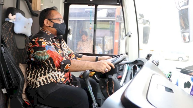 Menteri Agama (Menag), Yaqut Cholil Qoumas, mengecek kesiapan bus antarkota yang akan melayani jemaah haji Indonesia di Arab Saudi. (Foto: Kementerian Agama)