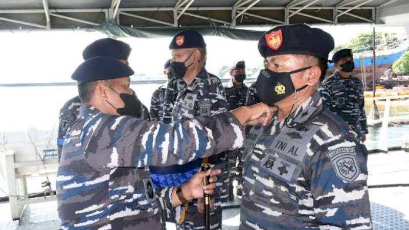 Sertijab Dankal dari Mayor Laut (P) Supriadi kepada Kapten Laut (P) Junaidi dilaksanakan di geladak Kapal Angkatan Laut (KAL) Mamuju-II 6-64, Jumat (20/5/2022).
