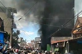 Kebakaran di Makassar Hanguskan 2 Unit Mobil dan Puluhan Motor Terdampak