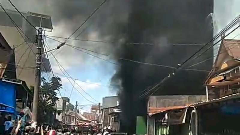 Peristiwa kebakaran melanda sebuah rumah dan usaha jual beli motor di Makassar, tepatnya di Jalan Teuku Umar 10, Kecamatan Tallo, Minggu (22/5/2022). (foto video tangkapan layar)