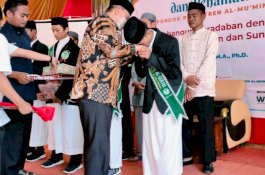 MasyaAllah! Hafiz Al-Qur'an 30 Juz Menangis Terima Sertifikat dari Bupati Wajo