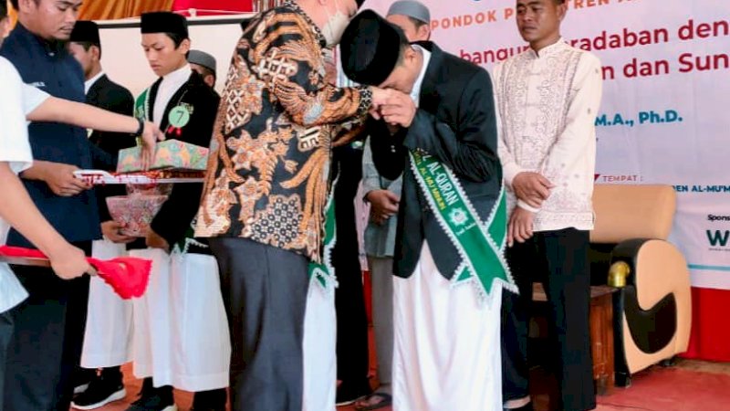 MasyaAllah! Hafiz Al-Qur'an 30 Juz Menangis Terima Sertifikat dari Bupati Wajo