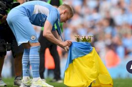 Penuh Emosional, Bek Man City Zinchenko Persembahkan Gelar Liga Inggris untuk Ukraina