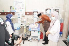Bupati Maros Chaidir Syam Besuk Bayi Perempuan Dibuang, Pemkab Siap Tanggung Biaya Perawatan