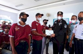 Bupati Maros Chaidir Syam Serahkan Sertifikat dan Uang Saku Bagi Nelayan