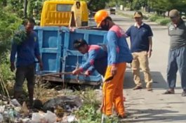 Sampah di Jalan Poros Barru Desa Cilellang Akhirnya Dibersihkan