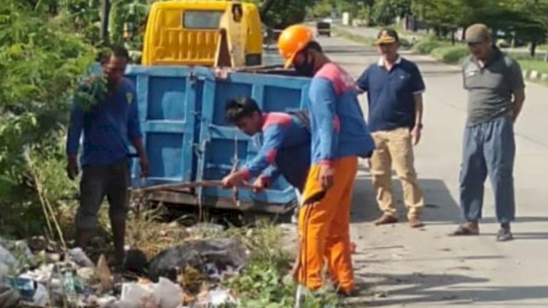 pemerintah desa bersama Dinas Lingkungan Hidup (DLH) Barru merespons dengan melakukan pembersihan.