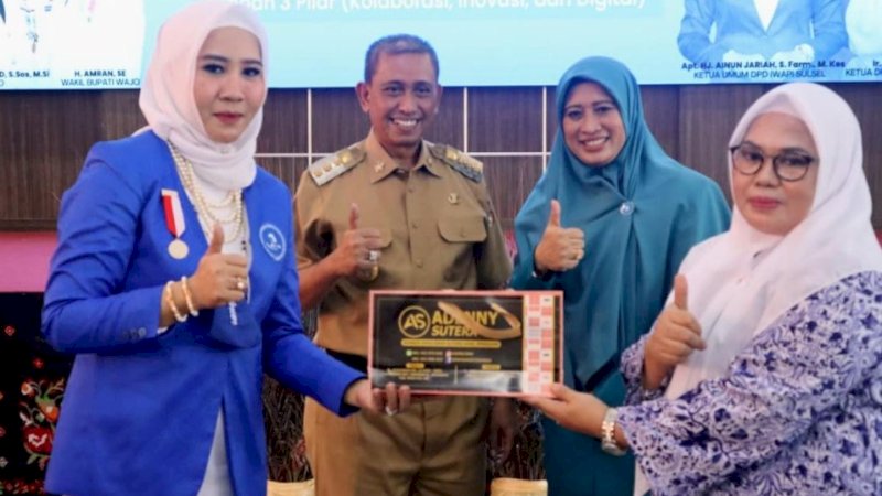 Pelantikan dan pengukuhan DPC Iwapi Wajo periode 2022-2027 di Ruang Pola Kantor Bupati Wajo, Senin (23/5/2022). 