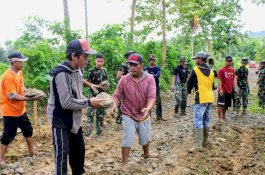 Warga Abbanuange Antusias Bantu Satgas TMMD Kodim Wajo 