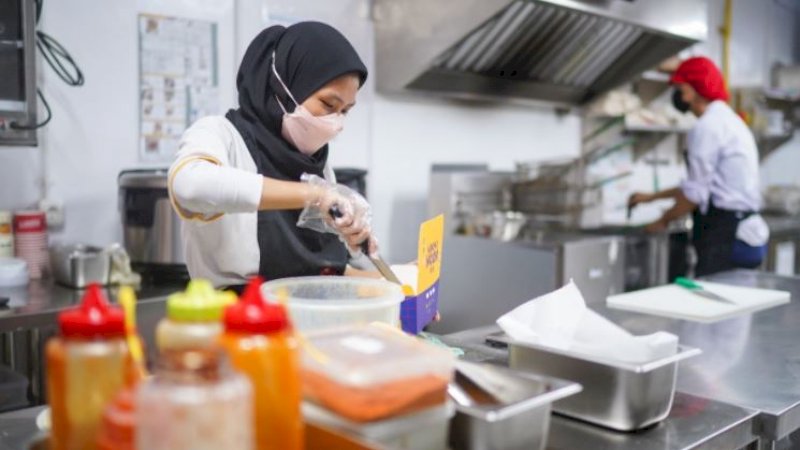 Pelanggan dapat memesan melalui outlet terdekat pada layanan GrabFood, GoFood, ShopeeFood, dan Hangry App. 