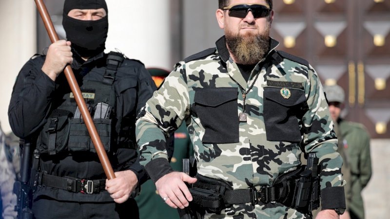 Pemimpin Checyhnya Ramzan Kadyrov (kanan) pada 24 Februari 2022. [Foto : Yelena Afonina/TASS]