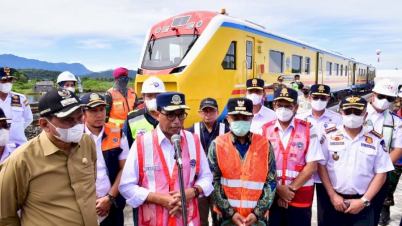 Gubernur Sulawesi Selatan (Sulsel), Andi Sudirman Sulaiman, mendamping Menteri Perhubungan (Menhub), Budi Karya Sumadi, mengecek progres kereta api (KA) Makassar-Parepare di Kabupaten Barru, Sabtu (28/5/2022).