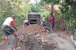 Digagas Jurnalis, Pemerintah dan Warga Kompak Perbaiki Jalan Rusak di Jeneponto