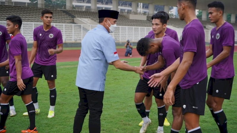 Ketua PSSI Mochamad Iriawan mengunjungi pemain timnas Indonesia latihan. ( foto PSSI)