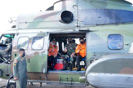 Gunakan Helikopter, Gubernur Sulsel Pantau Pencarian KM Ladang Pertiwi di Perairan  Pangkep 