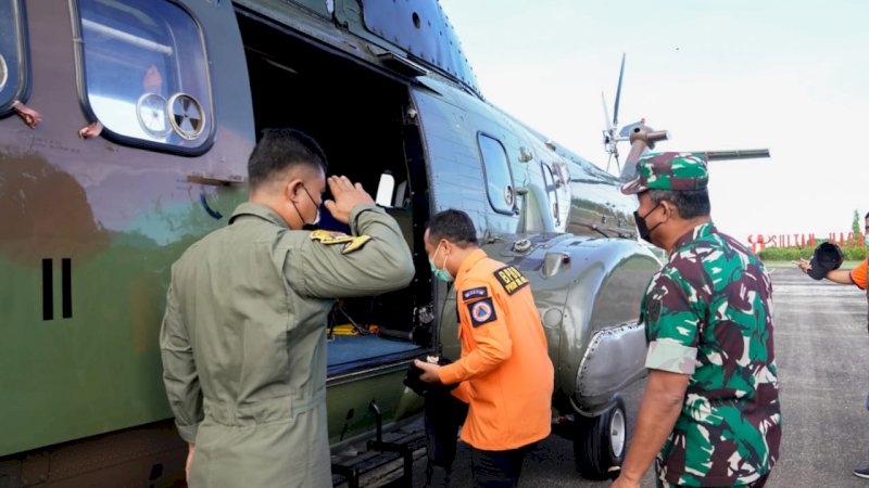 Gubernur Andi Sudirman Sulaiman saat memantau perkembangan pencarian korban KM Ladang Pertiwi