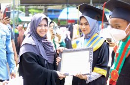 Hadiri Wisuda Santri, Erna Rasyid Taufan Tumbuhkan Semangat Cinta Al-Qur'an