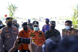 Lebih Dua Jam Pantau Perairan Pangkep, Gubernur Sulsel Ajak Warga Doakan Penumpang Selamat