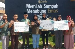 Pegadaian Beri Beasiswa Anak-Anak Pengurus Bank Sampah Binaan