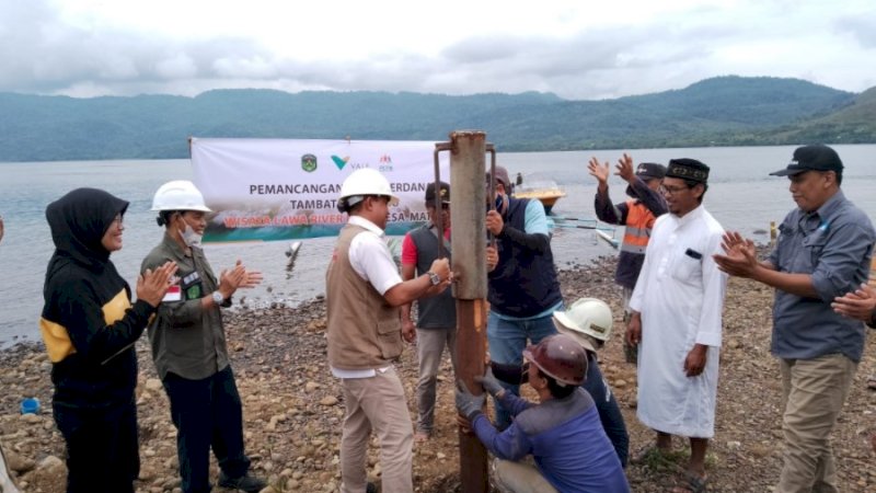 Pemancangan tiang pertama tambatan perahu wisata Laa Waa River Park di desa Matano, Sabtu (28/5/2022).