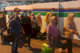 Tujuh Penumpang KM Ladang Pertiwi Tiba di Bandara Sultan Hasanuddin