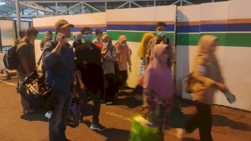 Tujuh Penumpang KM Ladang Pertiwi Tiba di Bandara Sultan Hasanuddin