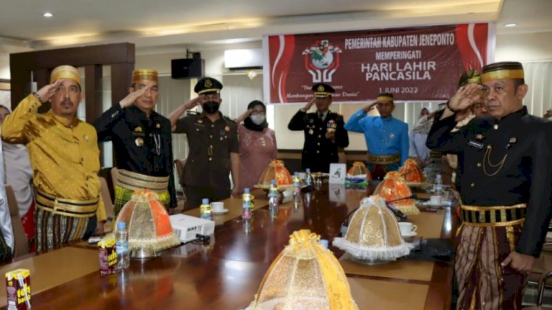 Upacara peringatan Hari Lahir Pancasila 1 Juni di ruang rapat Sekretaris Daerah (Sekda) Kabupaten Jeneponto, Rabu (1/6/2022).