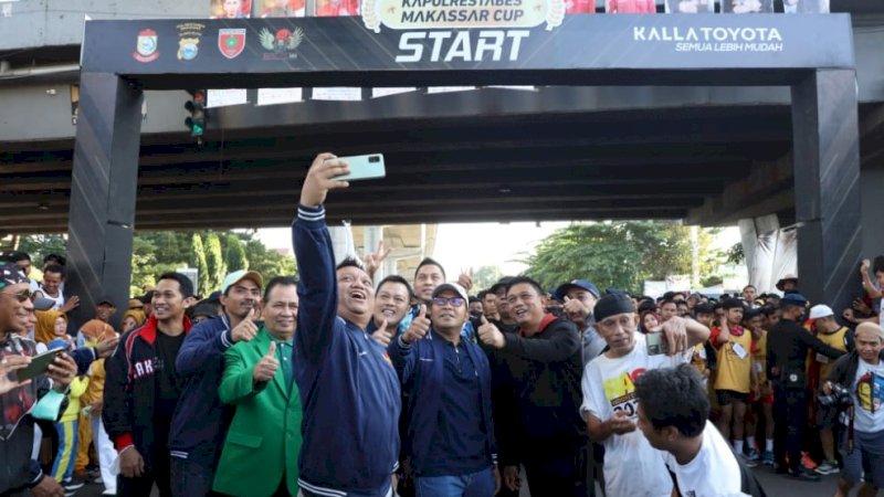 Pelepasan para peserta lari Kapolrestabes Makassar Cup 2022 di bawah Fly Over, Jalan Urip Sumoharjo, Rabu (1/6/2022).