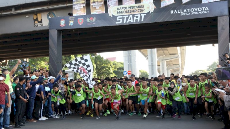 Wali Kota Makassar, Moh Ramdhan Pomanto melepas peserta lari maraton Kapolrestabes Makassar Cup ,Rabu ,(1/6/22).