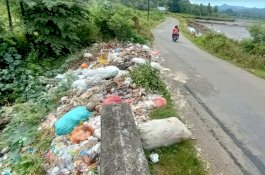 Pengguna Jalan Soroti Tumpukan Sampah di Jalan Poros Arah Barru-Soppeng