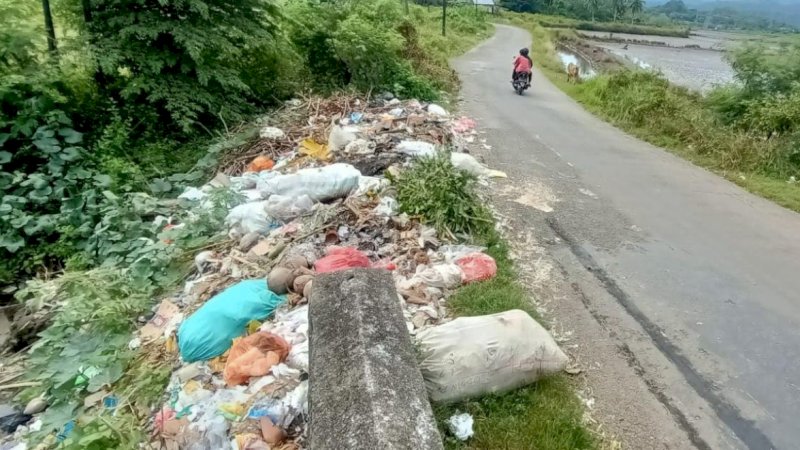 Tumpukan sampah di jalan provinsi Barru-Soppeng di Desa Takkalasi, Kecamatan Balusu, Kabupaten Barru, Sulawesi Selatan.