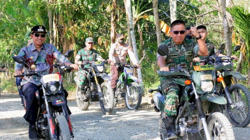 Gaya Bupati Wajo, Amran Mahmud, dan Panglima Komando Daerah Militer (Kodam) XIV/Hasanuddin, Mayor Jenderal (Mayjen) TNI Andi Muhammad Bau Sawa Mappanyukki, mengendarai motor trail. 