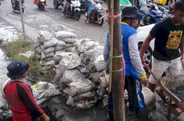 Terus Bergerak, Satgas Drainase DPU Makassar Kembali Tuntaskan Pengerukan Drainase di Antang Raya 