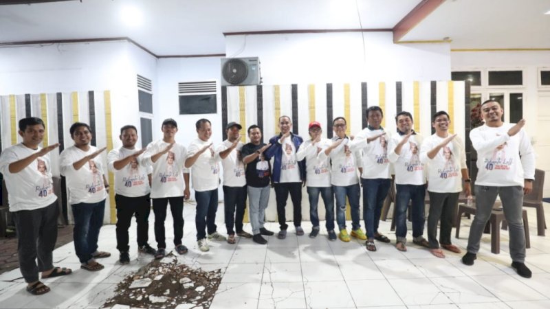 Rudianto Lallo bersama rekannya yang tergabung dalam Komunitas Anak Rakyat. memakai kaus putih bertuliskan "Pak Ketua, Anak Rakyat".