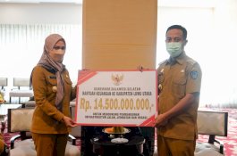 Gubernur Andi Sudirman Beri Bantuan Keuangan Rp 14,5 Milliar untuk Jalan Seko-Rampi, Diterima Bupati Indah