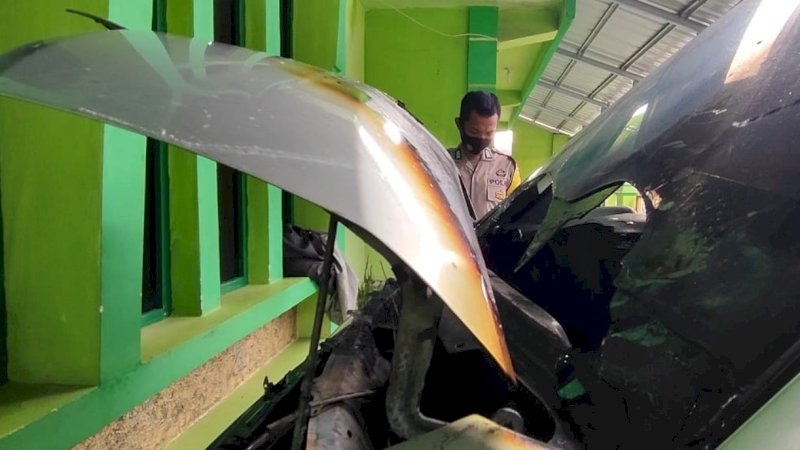 Kondisi mobil terbakar yang terparkir di teras Masjid Darul Arqam, Jalan Panti Asuhan, Kecamatan Soreang, Kota Parepare, Sulawesi Selatan. 