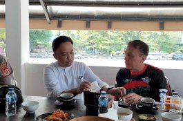 Kala Ilham Azikin Perkenalkan Kopi Wine ke Ketua PSSI